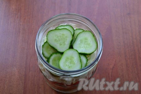 И самым верхним слоем - снова кружочки огурцов.