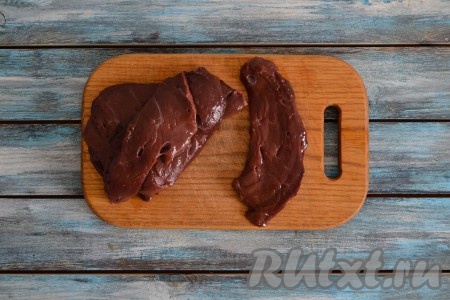 Говяжью печень тщательно вымыть, зачистить от плёнок и прожилок. Нарезать ломтиками толщиной 1 см.