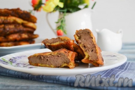 Сочные и нежные отбивные из говяжьей печени, приготовленные в кляре, подать на стол в теплом виде. Оставшиеся холодные печеночные отбивные можно разогреть в микроволновой печи и они снова станут мягкими, нежными и вкусными.