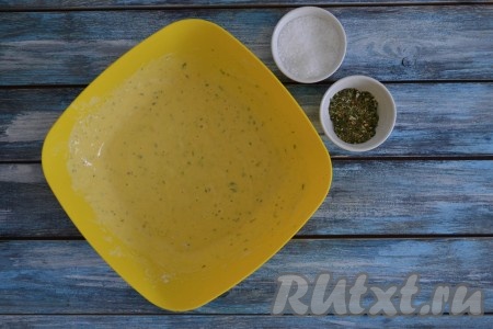 Всыпать просеянную муку и взбить массу до однородности. По консистенции кляр будет напоминать густую сметану.
