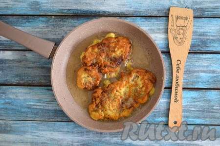Обжарить отбивные с двух сторон до золотистого цвета (примерно, по 5 минут с каждой стороны).
