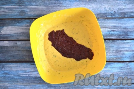 Каждый кусочек отбитой говяжьей печени необходимо немного посолить и обмакнуть в кляр со всех сторон.
