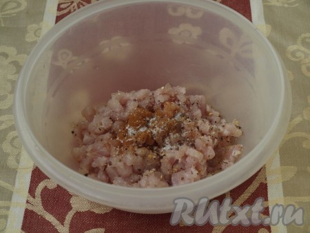 Филе индейки нарезать как можно мельче, посолить и поперчить, добавить мускатный орех и, по желанию, любимые специи.
