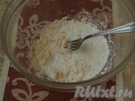 Пока тефтели запекаются, приготовить сливочный соус: натереть твёрдый сыр, добавить к нему сливки 10-15 % жирности и перемешать.
