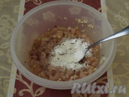 Далее следует хорошо перемешать, всыпать муку и манку, перемешать ещё раз. Оставить фарш в покое на 1 час.
