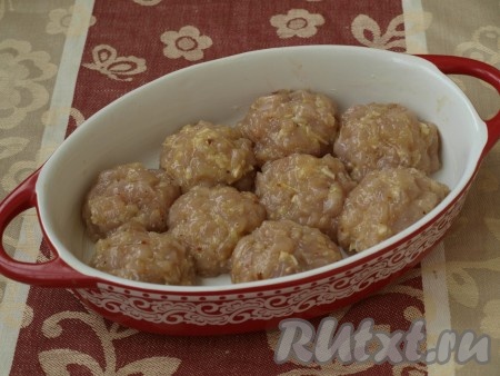 Спустя время, форму смазать сливочным маслом и сформировать из фарша тефтели. Поставить форму в разогретую до 180 градусов духовку на 20 минут.
