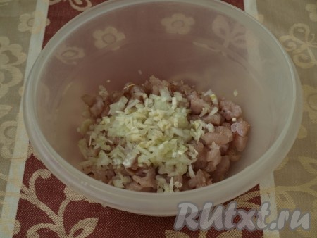 Мелко нарезать лук и чеснок, добавить к мясу.
