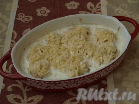 Достать форму из духовки и залить тефтели из индейки сливочным соусом.
