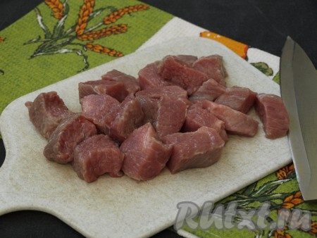 Говядину вымыть, обсушить и нарезать кусочками средней величины.