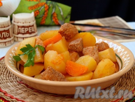 Невероятно вкусную говядину, тушёную с картошкой, подать к столу.
