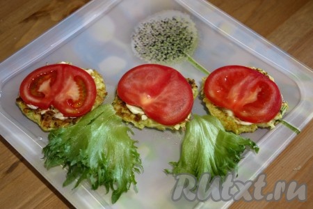 Сверху положить помидоры, нарезанные кружочками. Украсить зеленью. Оладьи из кабачков - великолепная закуска, попробуйте!