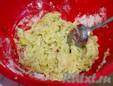 Добавить муку, перемешать.