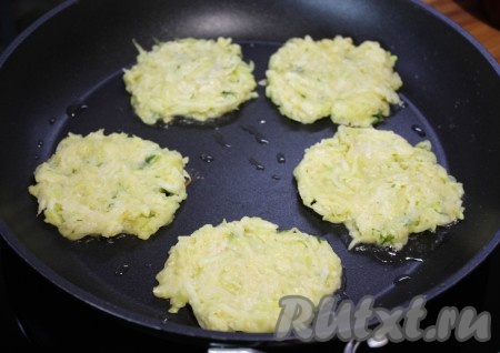 На разогретую с растительным маслом сковороду выкладывать кабачковую массу, придавая форму лепешки толщиной не более 1 см.