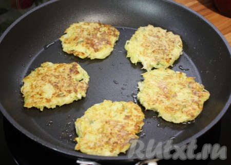 Кабачковые оладьи обжаривать на среднем огне с двух сторон до готовности.