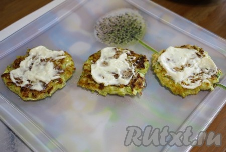 Для приготовления соуса смешать 2 столовые ложки майонеза и 2 зубчика мелко нарезанного чеснока. Готовые оладьи выложить на тарелку, смазать соусом.