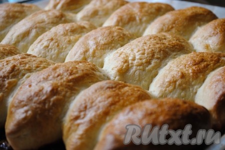 Выпекать сладкие пирожки в разогретой до 180 градусов духовке до красивого румяного цвета. В зависимости от Вашей духовки, пирожки могут выпекаться от 25 до 35 минут. 