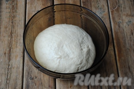 Для приготовления теста в тёплое молоко всыпать дрожжи и 1 столовую ложку сахара, перемешать и оставить на 10 минут, чтобы дрожжи активировались и появилась пышная шапочка. Затем всыпать оставшиеся 2 столовые ложки сахара, ванильный сахар,&nbsp;соль и вбить яйцо, хорошо перемешать с помощью венчика. Затем влить растительное масло и ещё раз хорошо перемешать. Всыпать частями просеянную муку и замесить мягкое дрожжевое тесто, не липнущее к рукам. Миску смазать растительным маслом и выложить в неё тесто.
