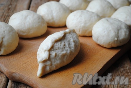 Скрепить края каждой лепешки, формируя пирожок. Таким образом слепить все пирожки.&nbsp;
