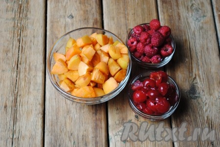 Ягоды вымыть. Из абрикосов и вишни удалить косточки. Абрикосы нарезать на небольшие кусочки.&nbsp;
