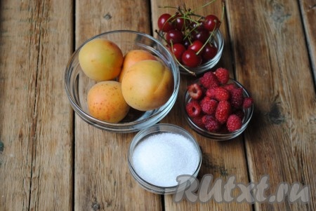Подготовить ингредиенты для начинки. Я готовила сладкие пирожки с малиной, абрикосами и вишней, в каждый пирожок добавляла по 1 чайной ложке сахара. Так как сейчас лето, ягоды у меня свежие. Но такие пирожки можно испечь и с замороженными ягодами, для этого их надо разморозить при комнатной температуре, а лишнюю жидкость слить. 