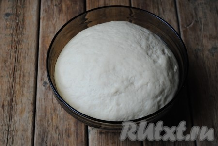 Затем тесто обмять и оставить ещё на 30-40 минут. Тесто должно стать более эластичным и увеличиться вдвое в объеме.&nbsp;
