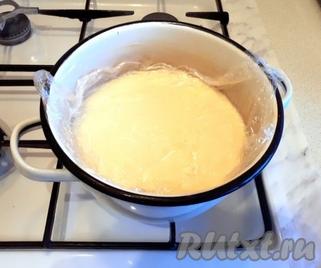 Накрываем крем пищевой пленкой так, чтобы пленка плотно прилегала к крему, и даём ему остыть. Есть один момент - если&nbsp;«Ушки» сильно твёрдые или просто не очень свежие, то лучше их намазывать горячим кремом, чтобы размягчить печенье. 