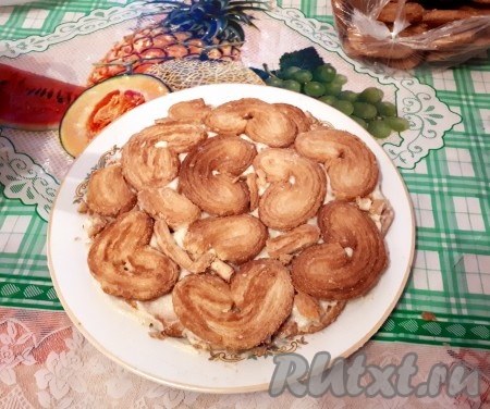 Берем блюдо, слегка смазываем кремом область будущего торта и выкладываем печенье, макая их в крем. Дырочки между печеньем заполняем поломанным печеньем и сверху промазываем кремом.&nbsp;
