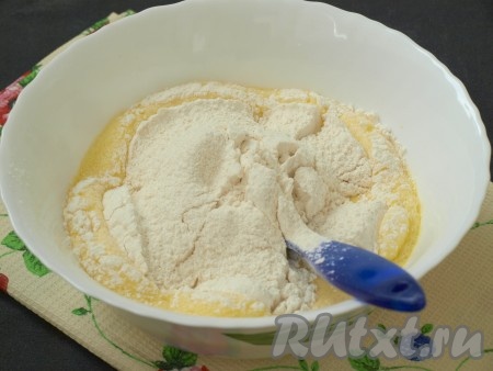 В получившуюся массу просеять муку с крахмалом и разрыхлителем.

