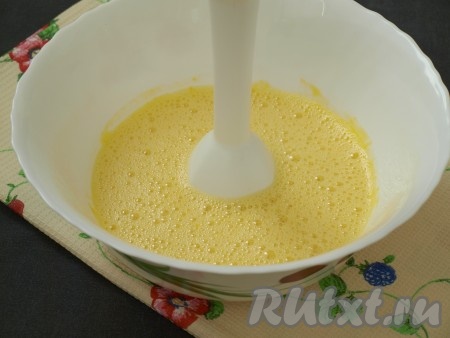 В миску разбить яйца, добавить сахар и взбить блендером до появления пузырьков.

