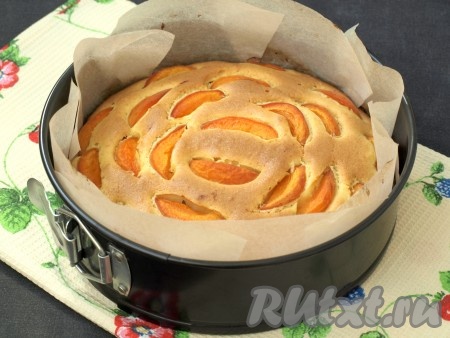 Духовку разогреть до 180 градусов и выпекать бисквит 45 минут. Готовность проверить с помощью деревянной шпажки.
