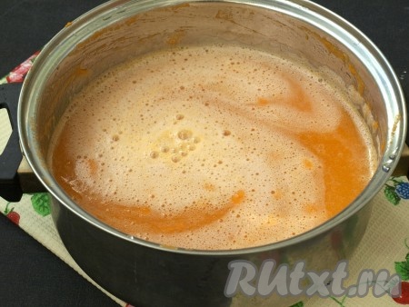 В кастрюлю добавить сахар по вкусу, размешать и снова поставить на огонь. Когда сок начнёт кипеть, убавить огонь и снять образовавшуюся пену. Варить сок 3-4 минуты.
