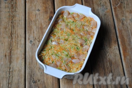Затем соединить кабачки с замаринованным куриным филе, перемешать и выложить получившуюся смесь в жаропрочную форму (при желании, форму можно смазать маслом), разровнять будущую запеканку.&nbsp;
