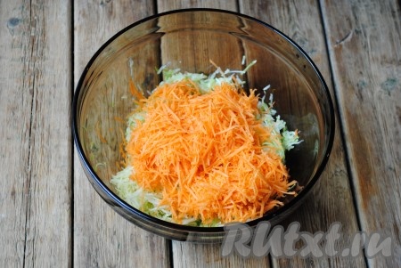 Морковь натереть на тёрке и добавить к кабачкам. 