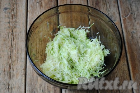 Кабачки вымыть и обсушить. Если кабачки молоденькие и шкурка у них тоненькая, то очищать её не надо. Кабачки натереть на средней терке, дать постоять 15 минут, затем их отжать. Лишняя жидкость в этом блюде не нужна, иначе запеканка будет слишком водянистой.