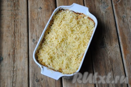 Сыр натереть на средней тёрке. Запеканку посыпать сыром и запекать ещё 10 минут. 