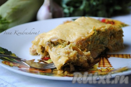Достать&nbsp;запеканку из кабачков и куриного филе из духовки, дать немного остыть. Это вкусное блюдо можно подавать и в горячем, и в холодном виде.
