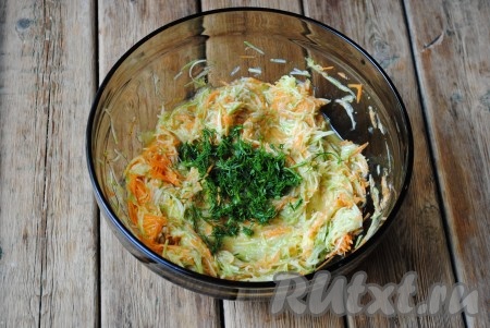 Укроп вымыть, мелко нарезать и добавить в миску к овощам, ещё раз всё хорошо перемешать.&nbsp;
