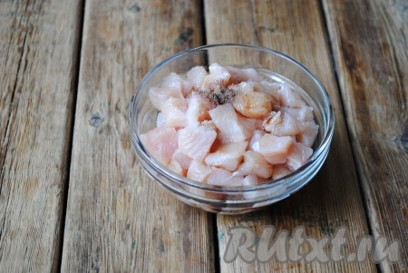 Куриное филе вымыть, обсушить, нарезать на небольшие кусочки, добавить щепотку соли и перца, влить соевый соус, перемешать и оставить на 5-10 минут, чтобы мясо замариновалось.
