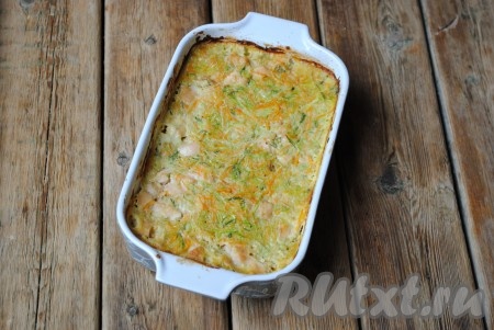 Отправить в разогретую до 180-190 градусов духовку на 40 минут. Запеканка из кабачков и куриного филе должна схватиться, стать более плотной (без мокрых очагов).&nbsp;
