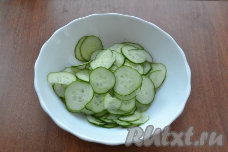 Огурцы нужно нарезать очень тонкими кружочками. Для этого отлично подойдет шинковка для капусты.