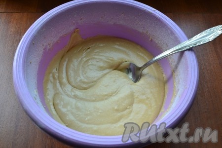 В эту же миску добавить соду, погашенную уксусом, всыпать половину муки. Постепенно подсыпая оставшуюся муку и вмешивая её столовой ложкой, замесить тесто, напоминающее сметану средней густоты. Как только добились такой консистенции, больше муку не добавляйте.