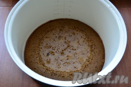 Выставить программу мультиварки "Выпечка" на 60 минут. Крышку мультиварки закрыть. После окончания программы "Выпечка" проверить готовность, проколов кофейный пирог сверху сухой деревянной палочкой, если после прокола на палочке не будет следов теста, значит выпечка готова.