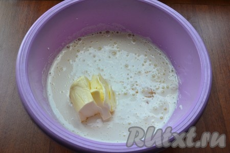 Яйца с сахаром взбить миксером до пышной, светлой массы (ориентировочно в течение 4-5 минут) на максимальных оборотах. К яйцам, взбитым с сахаром, добавить размягчённое сливочное масло и кефир, смешанный с кофе, перемешать массу миксером до однородности.&nbsp;