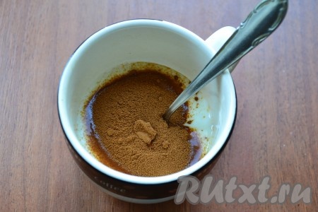 Кефир можно использовать любой жирности. Кефир для замешивания теста нужно будет либо достать заранее, чтобы он успел согреться до комнатной температуры, либо подогреть в течение 15-20 секунд в микроволновке. Сливочное масло должно тоже быть комнатной температуры, его нужно либо заранее достать из холодильника, либо поместить в микроволновку и прогреть в течение 20-30 секунд, масло должно согреться и немного размягчиться, но растопиться до жидкого состояния оно не должно. Кефир комнатной температуры влить в чашку, всыпать кофе, перемешать и оставить на 10 минут. Кофе должно полностью раствориться в кефире.