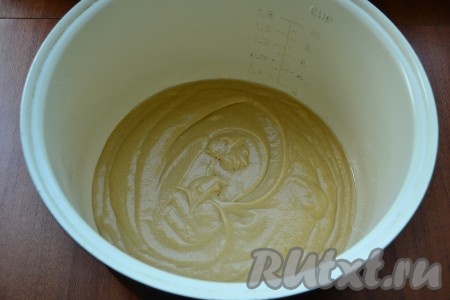 Чашу мультиварки смазать изнутри растительным маслом, выложить тесто.