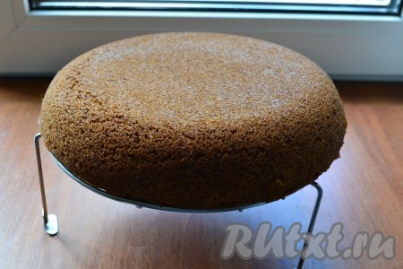 Готовый пирог достать из чаши мультиварки, остудить на решётке.