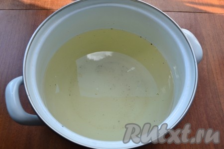 Затем воду слить в кастрюлю, вскипятить и снова залить огурцы с капустой на 5 минут. Далее воду слить в кастрюлю, всыпать соль и сахар, довести маринад до кипения, влить уксус.
