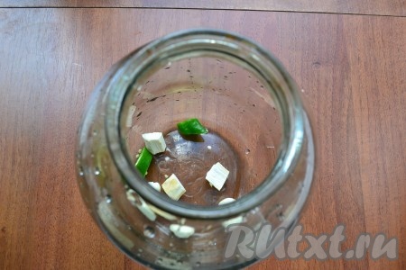 В данном рецепте нам не нужно предварительно стерилизовать банки, достаточно хорошо их промыть. В чисто вымытую банку поместить нарезанный корень хрена, чеснок и острый перец.