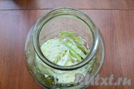 Далее выложить половину капусты, нарезанной на части.
