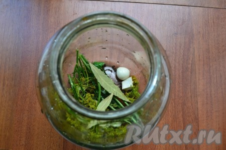 Сюда же добавить укроп, лавровые листья, перец черный горошком.
